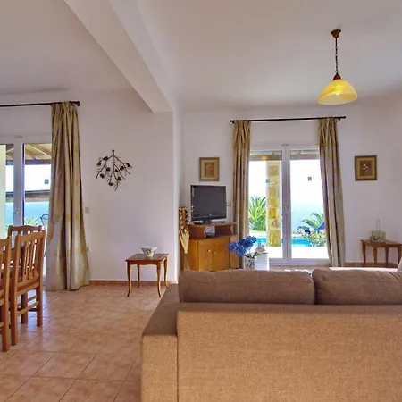 Villa Kleismata Sleeps 6 *